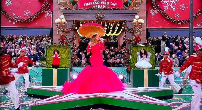 Mariah Carey cierra el desfile de Acción de Gracias con 