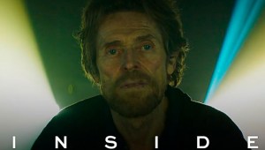 Willem Dafoe interpreta a un ladrón de arte atrapado tras un atraco en el nuevo tráiler de 'Inside'