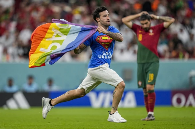 Copa mundial: un manifestante con una bandera arco iris irrumpe en el campo, durante el partido.