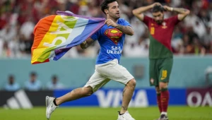 Copa mundial: un manifestante con una bandera arco iris irrumpe en el campo, durante el partido.