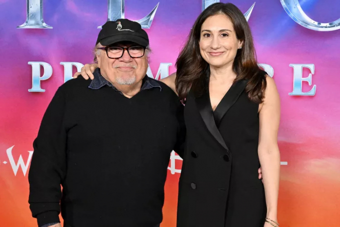 Danny DeVito y la actriz Lucy acuden juntos al estreno de 'Willow' de Disney+