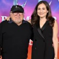 Noticia Danny DeVito y la actriz Lucy acuden juntos al estreno de 'Willow' de Disney+
