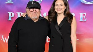 Danny DeVito y la actriz Lucy acuden juntos al estreno de 'Willow' de Disney+