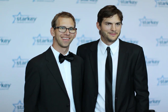 Ashton Kutcher se emociona al hablar de la experiencia cercana a la muerte de su hermano gemelo.