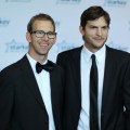 Noticia Ashton Kutcher se emociona al hablar de la experiencia cercana a la muerte de su hermano gemelo.