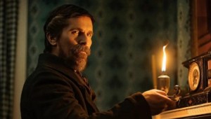 Christian Bale investiga un horrible asesinato en el tráiler de 'Los crímenes de la Academia'