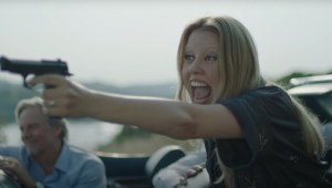 Tráiler de Infinity Pool: Mia Goth guía a Alexander Skarsgård en un viaje sangriento.