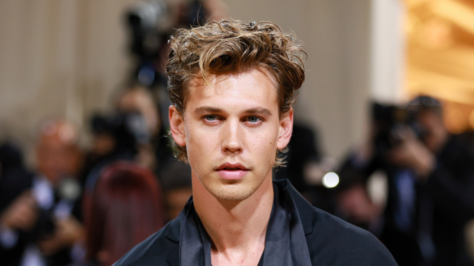 Austin Butler recuerda a su madre fallecida en su conmovedor debut en 