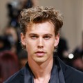Noticia Austin Butler recuerda a su madre fallecida en su conmovedor debut en 