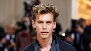 Austin Butler recuerda a su madre fallecida en su conmovedor debut en 