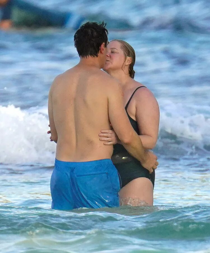 Amy Schumer y su marido Chris Fischer comparten un beso en el mar durante unas románticas vacaciones en San Bartolomé.
