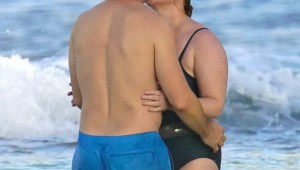 Amy Schumer y su marido Chris Fischer comparten un beso en el mar durante unas románticas vacaciones en San Bartolomé.
