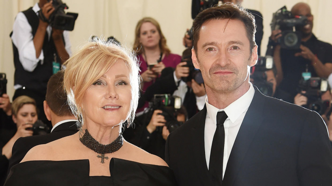 Hugh Jackman y su esposa Deborra-Lee Furness bailan junto a un recorte de Ryan Reynolds.