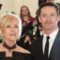 Noticia Hugh Jackman y su esposa Deborra-Lee Furness bailan junto a un recorte de Ryan Reynolds.