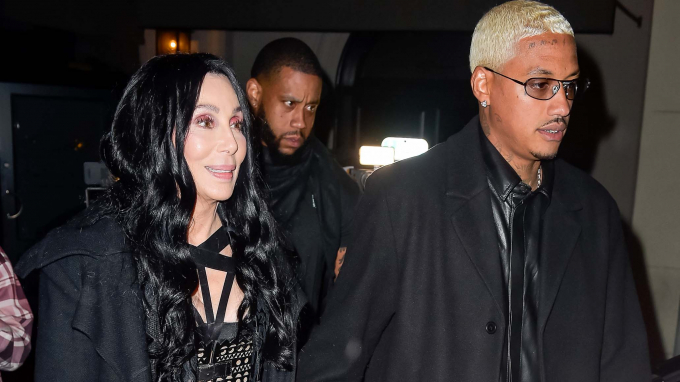 Cher muestra el enorme anillo de diamantes de su novio Alexander 'AE' Edwards: Sin palabras