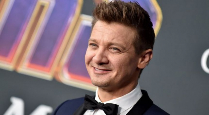 Jeremy Renner comienza su rehabilitación, su recuperación podría tardar 2 años.