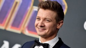 Jeremy Renner comienza su rehabilitación, su recuperación podría tardar 2 años.