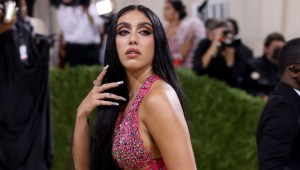 Lourdes León, la hija de Madonna, de vacaciones con un vestido deshilachado apenas transparente