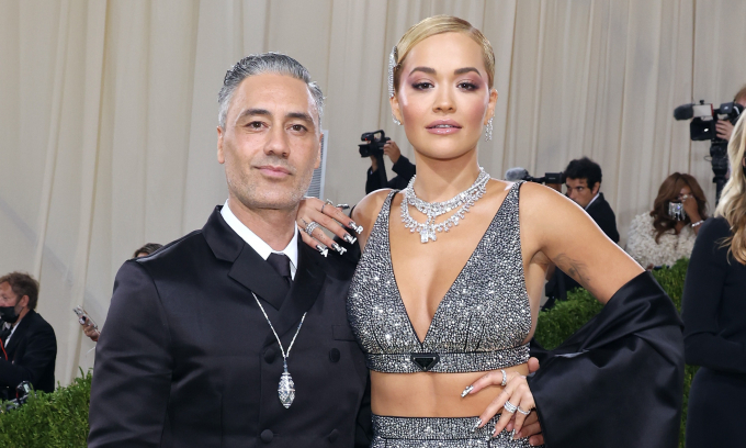 Rita Ora confirma que se casó con Taika Waititi: La boda fue 