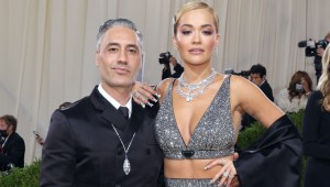 Rita Ora confirma que se casó con Taika Waititi: La boda fue 