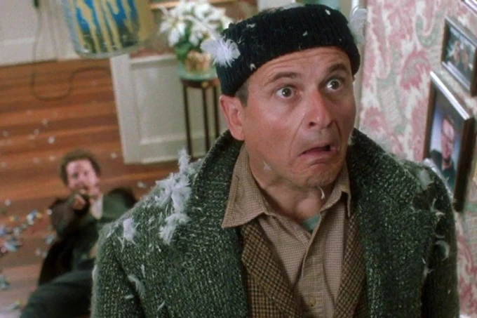 Joe Pesci cumple 80 años: recordamos sus accidentes durante el rodaje de 'Solo en casa'