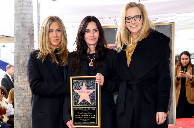 Courtney Cox recibe su estrella del Paseo de la Fama con sus amigas Jennifer Aniston y Lisa Kudrow