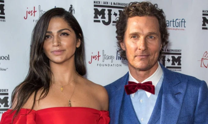 Matthew McConaughey y su esposa Camila viajaban en un vuelo que 'cayó casi 4.000 pies'