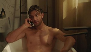 Adam Demos dice que su madre se 'tapaba los ojos' al ver sus escenas de 'Sexo/Vida'