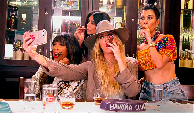 Khloe Kardashian, Kourtney Kardashian y Kim Kardashian fumando unos buenos habanos en Cuba