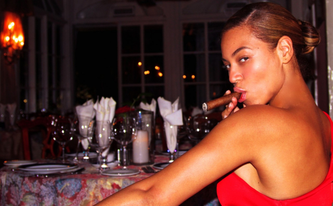 Beyonce fumando un buen habano tras una cena.