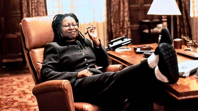 Whoopi Goldberg relajándose fumando un puro durante una pausa en su ajetreada vida.