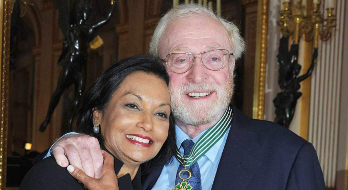 Michael Caine y su esposa Shakira Bakksh en una fotografía reciente.