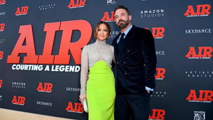 Jennifer López y Ben Affleck posando juntos al inicio de la velada.
