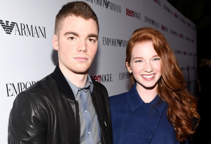 Gabriel Basso junto a su hermana Annalise Basso que también es actriz.