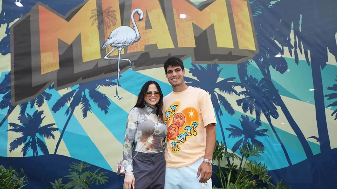 Antes de abandonar las dependencias del Hard Rock Stadium se inmortalizó con la cantante dominicana Natti Natasha.
