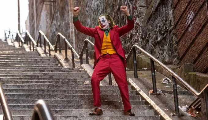 Joaquin Phoenix camina caracterizado por Nueva York durante el rodaje del Joker