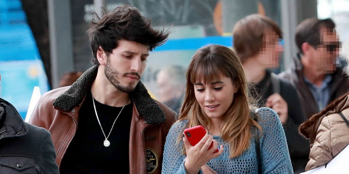 Yatra y Aitana pillados en el Aeropuerto de Miami camino de Colombia para conocer a la familia de Yatra. La historia de la familia