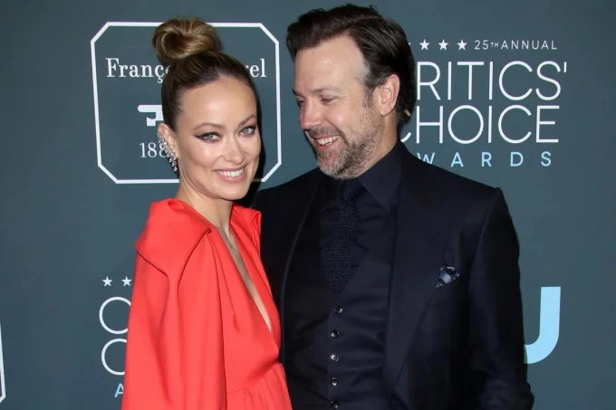 Olivia Wilde fue vista abrazando a Jason Sudeikis en el partido de su hijo