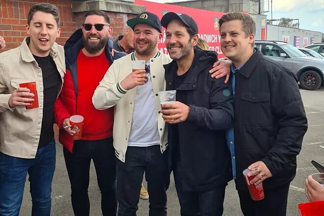El actor Paul Rudd pasa el rato con los aficionados del Wrexham AFC 