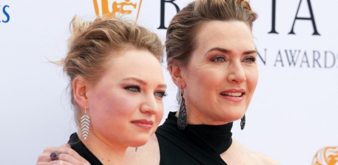 Kate Winslet llora emocionada al dedicar el premio BAFTA a su hija