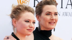 Kate Winslet llora emocionada al dedicar el premio BAFTA a su hija