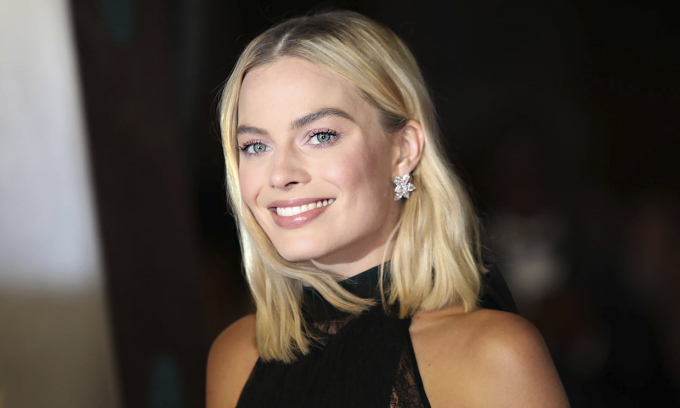 Margot Robbie es una muñeca viviente en la portada de Vogue