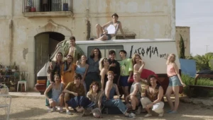 ¡Vuelven los abanicos!: Kike Maíllo ya rueda 'Locomía' con Jaime Lorente y Alberto Amman
