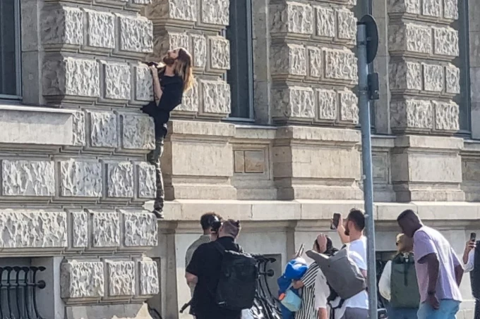 Jared Leto causa revuelo al escalar un edificio en Berlín sin utilizar ninguna medida de seguridad.