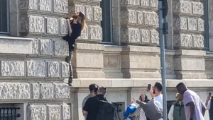 Jared Leto causa revuelo al escalar un edificio en Berlín sin utilizar ninguna medida de seguridad.