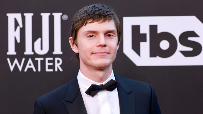 Evan Peters se une a Jared Leto en la tercera entrega de 