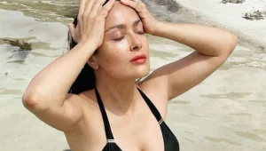 Salma Hayek celebra el día del bikini con un impactante selfie