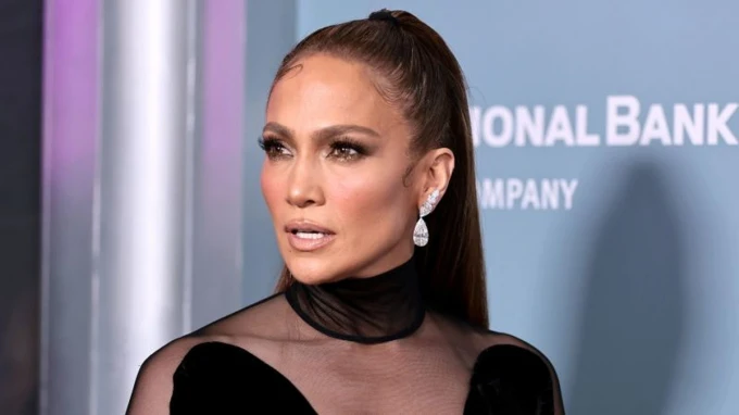 Jennifer Lopez se enfrenta a un paparazzi a la salida del gimnasio