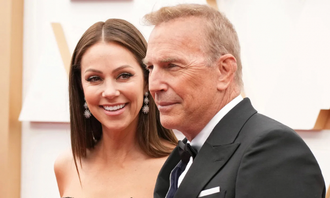 Tuvo que mudarse a la casa del personal, la esposa de Kevin Costner.