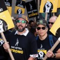 Noticia Estrellas de Hollywood se unen a los piquetes para apoyar la huelga de actores